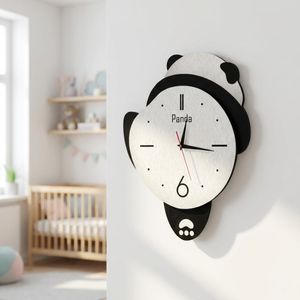 ساعة حائط ببندول متحرك بتصميم حيوان الباندا مع قدم متحرك، ألوان زاهية وجودة عالية، حركة هادئة بدون صوت، سهلة التعليق، تضيف لمسة ديكور جذابة وتناسب جميع الأذواق