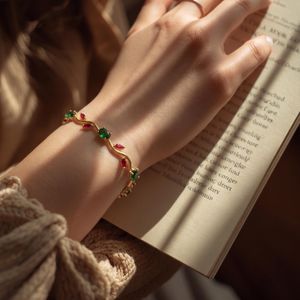 سوار نسائي فاخر بشكل زهرة التوليب من الفولاذ المقاوم للصدأ مطلي بالذهب عيار 14 مع أحجار زركون ملونة – هدية أنيقة قابلة للتعديل