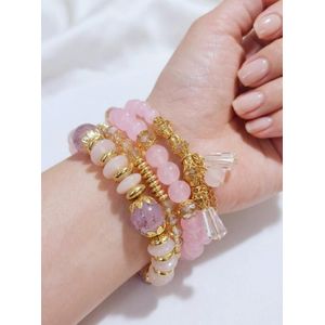 طقم مكون من أربع اساور خرز باللون الوردي الفاتح و الذهبي