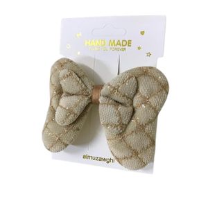 مشبك شعر من الألياف بشكل فراشة، خفيف الوزن وسهل الارتداء والإزالة، بتصميم مميز يجذب الانتباه.