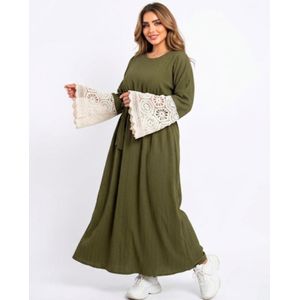 فستان ماكسي أنيق من قماش الفريسكا بلون زيتي مع أكمام من الدانتيل البوهيمي)