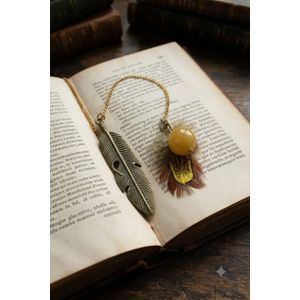 Elegant Feather-Design Metal Bookmark – A distinctive accessory for reading enthusiasts and a gift for book lovers.