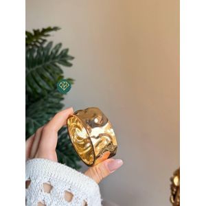 سوار استانلس عريض بتصميم أنيق وموجات انسيابية