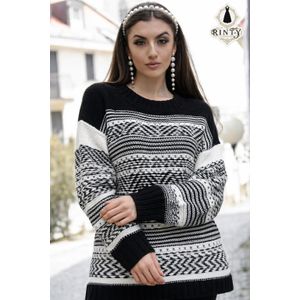 بلوفر شتوي محبوك بنقشات سوداء وبيضاء يمنح إطلالة دافئة وعصرية