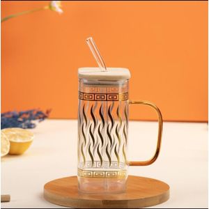 A square straw mug with a gold design, made of Pyrex, comes with a bamboo lid and a glass straw.