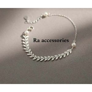 RA accessories اسورة نسائية من الفضه شكل سهم (سنبلة) مع اللؤلؤ الاوف وايت