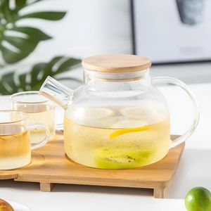 مجموعة ثلاجة زجاجية 950 مل، تتضمن ثلاجة و4 اكواب، ومصفاة اعشاب داخلية، وغطاء خشبي، وفلتر من الفولاذ المقاوم للصدأ
