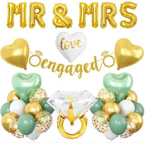 زخارف العيد من كومبروميسو فيردي سالفيا، جلوبوس MR و MRS، جلوبو من كونتي بلانكو دورادو ميتاليكو، كورازون أوف آمور وحلقة من الماس جلوبو من الألومنيوم مع بانكارتا من كومبروميسو