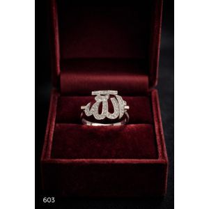 3Diamonds خاتم لفظ الجلالة الله بتصميم شيك جدًا ولمعة راقية، مطلي بلاتين وروديوم ومزين بأحجار زيركون، مريح في اللبس وناعم على الإيد، مناسب للهدايا والاستخدام اليومي ولمسة ستايل مميزة لأي بنت بتحب الإكسسوارات الراقية الهادية