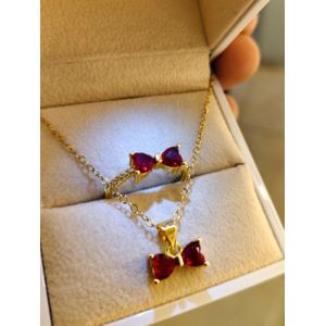 طقم نسائي من الستانلس ستيل (قلادة وخاتم) بتصميم فيونكة مرصعة بفصوص حمراء - مطلي بالذهب 