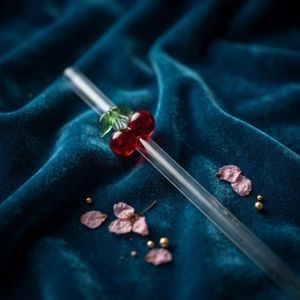 4 شفاطات شرب زجاجية أنيقة بتصميم الكرز اللطيف، مصممة بعناية فائقة لتتحمل الاستخدام المتكرر، مثالية للمنزل والمناسبات الخاصة وتضيف لمسة جمالية رائعة على صور مشروباتك المفضلة وفراشه تنظيف