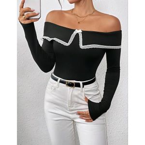 SHEIN بلوزة نسائية ضيقة بأكمام طويلة وحواف من الدانتيل، بتصميم مدمج بالأبيض والأسود، مناسبة لعيد الميلاد