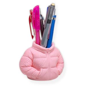 حامل أقلام بتصميم بافر جاكيت كيوت – منظم مكتب مبتكر للأقلام والأدوات المكتبية – ديكور مكتب عملي وعصري – لون بينك
