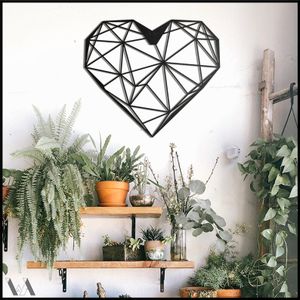 ديكور حائط على شكل قلب