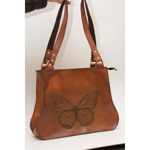 شنطة كتف كبيرة من الجلد الطبيعي هاند ميد، مقاس 36 في 26 سم، بتصميم عملي ومساحة مناسبة للاستخدام اليومي، مزودة بـ 2 سوستة لتسهيل تنظيم الأغراض.