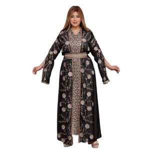عباءة نسائية فاخرة بلون أسود مع تطريز ذهبي وحزام مطابق، تصميم أنيق للمناسبات الرسمية واليومية