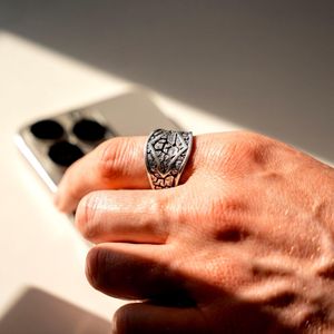 خاتم فضة رجالي أصلي 925 بنقش صخري بارز ولمسات فينتاج أنيقة