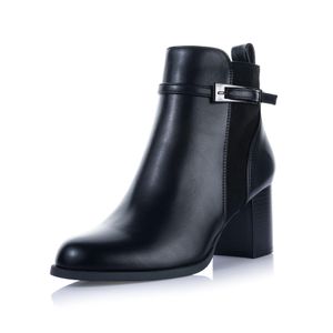 KAIA بوت كاحل أنيق بكعب عريض وخامة مزدوجة مع حزام مشبك