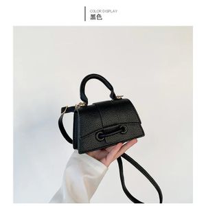 شنطة حريمي جلد أنيقة كروس بودي – تصميم عصري عملي مناسب للخروج اليومي والشغل