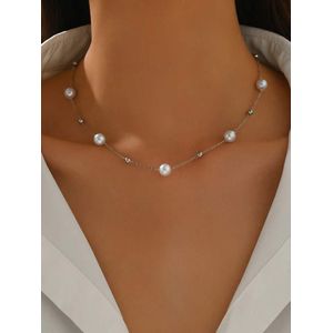 Bracelets عقد رقيق يلتف حول الرقبة بلمسة أنثوية طاغية، يجمع بين البساطة والرقي.