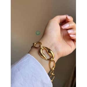 سوار استانلس ستيل ذهبي بتصميم حلقات بيضاوية مبرومة كلاسيكية.