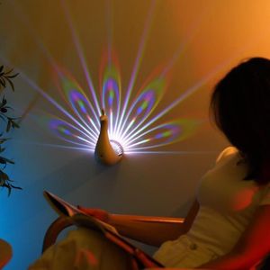 مصباح حائطي LED بتصميم الطاووس مع إسقاط ضوئي ملون وقابل للشحن
