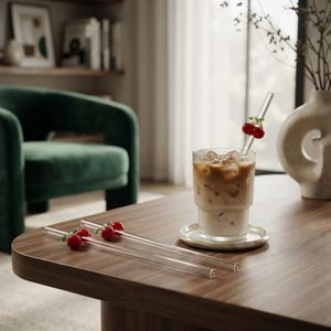 مجموعه شفاطات زجاجية بتصميم كرز لطيف وعصري تناسب أحدث صيحات تزيين الأكواب والمشروبات، لتستمتعي بمشروبك المفضل مع لمسة ساحرة وجذابة طوال الوقت 4 قطع وفراشه تنظيف تعمل لسهولة التنظيف