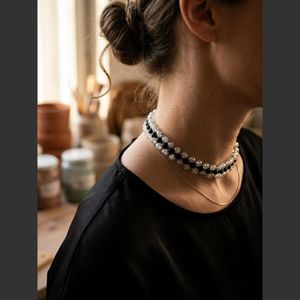 Amara قلادة الشوكر المنسوجة – تناغم الأسود والخرز الشفاف Water-effect Beads -عقد نسائي تشوكر