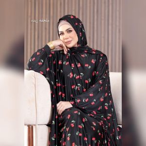 إسدال صلاة نسائي أسود مطبوع بنقشة الكرز مع حجاب