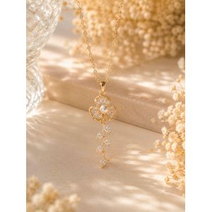 Elegant Drop Necklace with Flower Pendant – Shine with Daring, Captivating Glamour