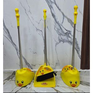 جاروف بالمكنسة