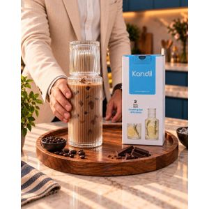 Kandil طقم مياه زجاجي مضلع من ماركة قنديل  يتميز بتصميم أنيق حيث يعمل غطاء الزجاجة كاكوب عملي للشرب. 