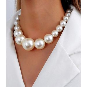 Bracelets قلادة أنيقة تتميز بتصميم كلاسيكي يتدرج فيه حجم اللؤلؤ بشكل جذاب، من الحجم الأكبر في المنتصف إلى الحجم الأصغر عند الأطراف