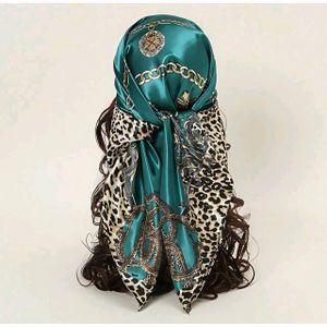 SHEIN وشاح حريري مربع بنقشة جلد النمر ومزين بسلسلة