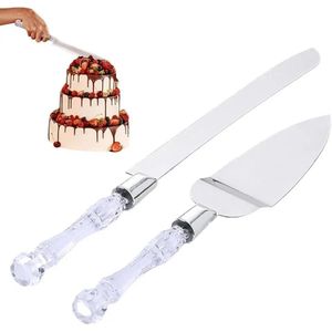 مجموعة تقطيع كيك الزفاف بمقبض من الكريستال مكونة من 2 قطعة، مكونة من سكين مع شفرات حادة من الفولاذ المقاوم للصدأ  ومعلقة للتقديم الحجم الكبير، مناسبة للاستخدام كهدايا وفي الذكرى السنوية وعيد الحب وحفلات الزفاف