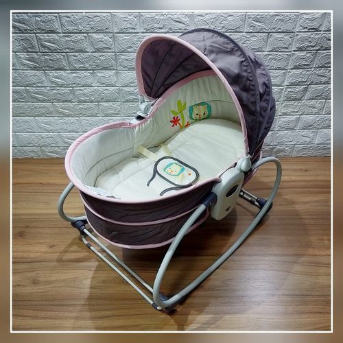 Vibrating hot sale rocking bassinet