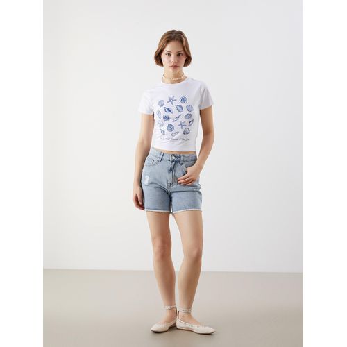 product_image_name-LC Waikiki-شورت جينز نسائي بتفاصيل ممزقة وقصة ضيقة-1