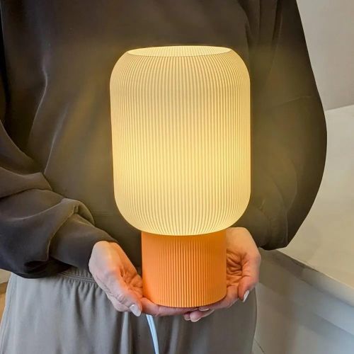 Generic مصباح طاولة بغطاء مضلع على شكل كبسولة – قاعدة أسطوانية - image 2