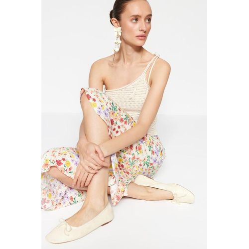 product_image_name-Trendyol-تنورة متوسطة الطول مزينة بنقوش زهرية من ترينديول باللون الإكر ، مزودة بشق تفاصيل أنيقة - مثالية للمرأة العصرية.-3