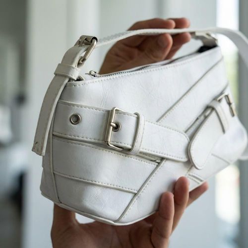 product_image_name-Generic-حقيبة كتف بيضاء أنيقة للنساء، تتميز بتصميم أنيق مع مشابك معدنية فضية وحزام قابل للتعديل لحمل واستخدام يومي بسهولة.-4