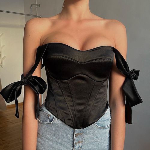 Black satin corset fit  Corset fashion outfits, Corset outfit, Corset top  outfit