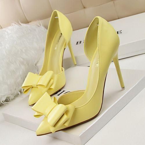 Yellow pointed shoes sales