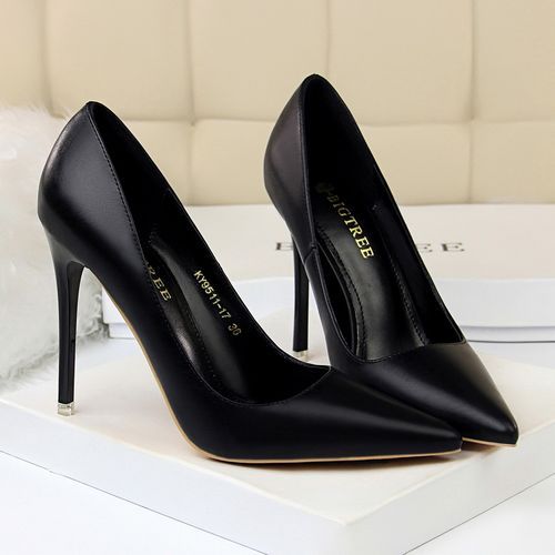 Thin clearance heel pumps