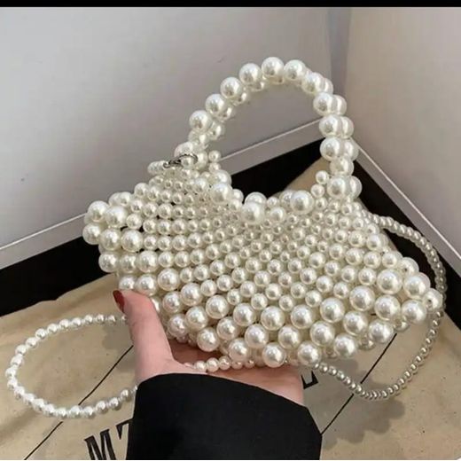 شنطة كروس حريمي بشكل مختلف من اللولى الاوف وايت