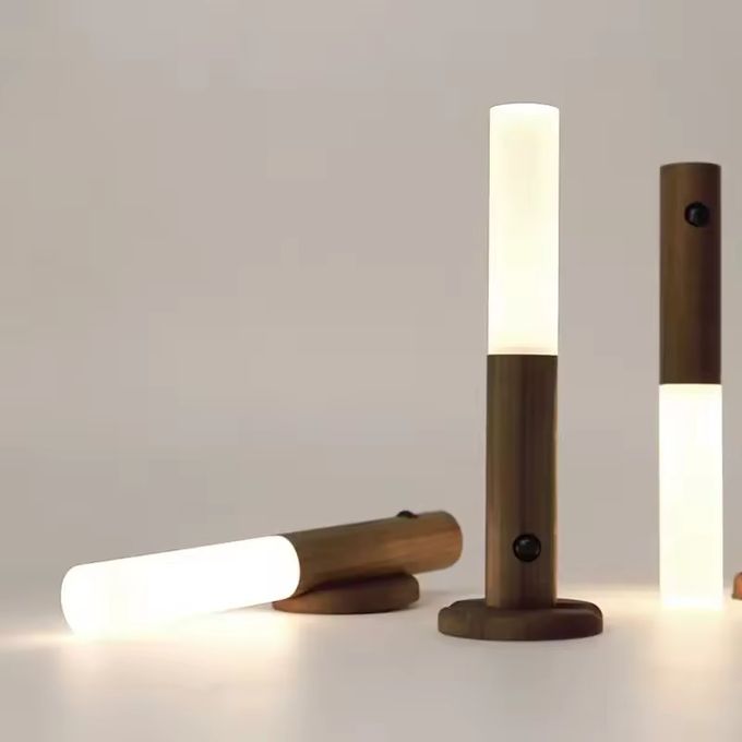 مصباح LED مع مستشعر حركة تلقائي قابل للشحن (خشب داكن)
