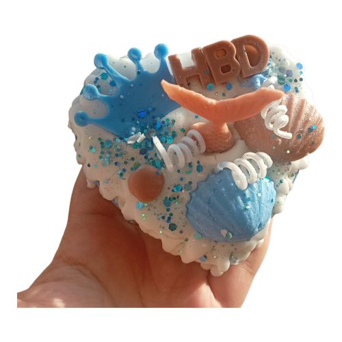 Heart-shaped scented candle featuring a blend of Victoria fragrance, chocolate, strawberry, and vanilla; blue marbled design.